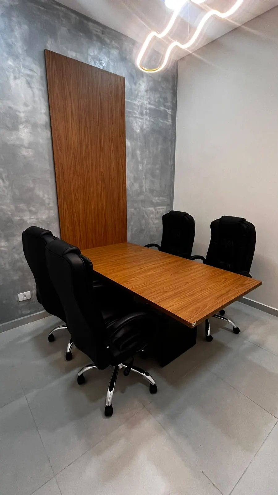 Sala de reunião da Conectta, com mesa para seis pessoas